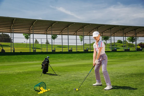 Chica jugando al golf — Foto de Stock