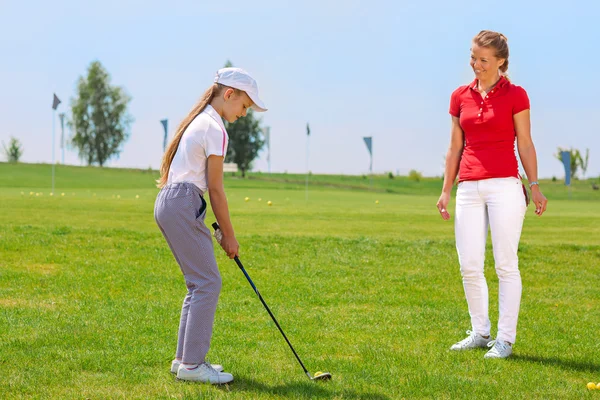 Chica jugando al golf — Foto de Stock