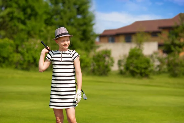 Girl playing golf — Stock Photo, Image
