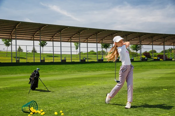 Chica jugando al golf — Foto de Stock