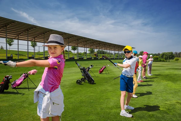 Escuela de golf para niños — Foto de Stock