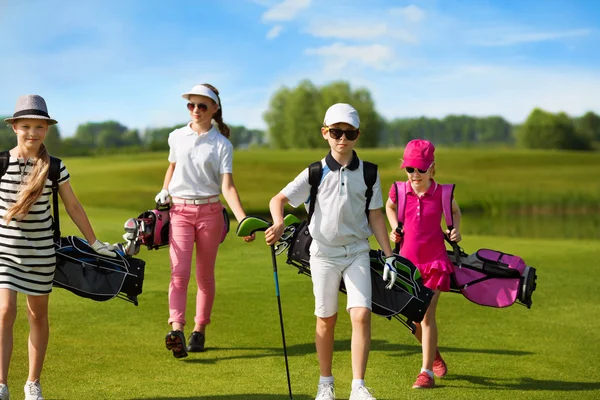 Crianças escola de golfe — Fotografia de Stock