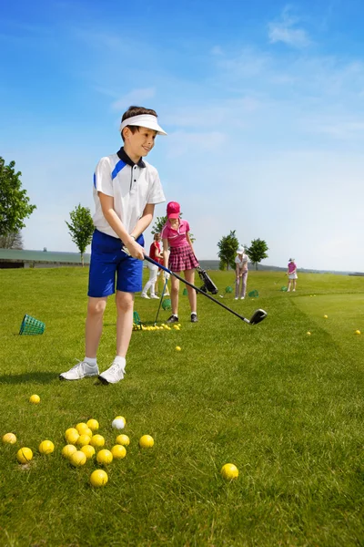 Çocuklar golf okulu — Stok fotoğraf