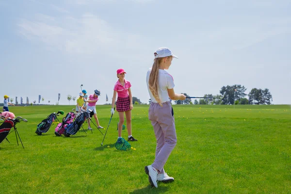Escuela de golf para niños — Foto de Stock