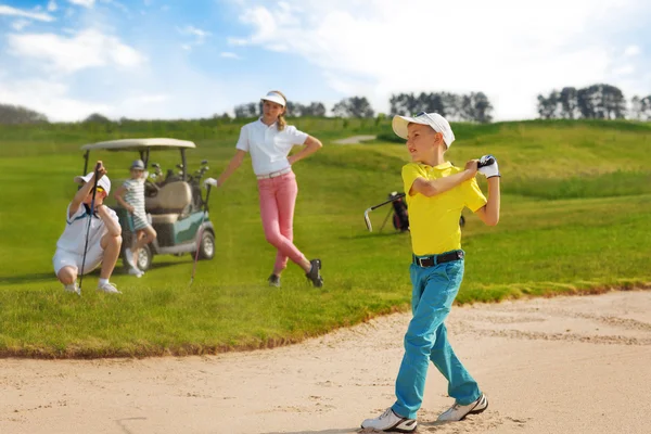 Barn spelar golf — Stockfoto