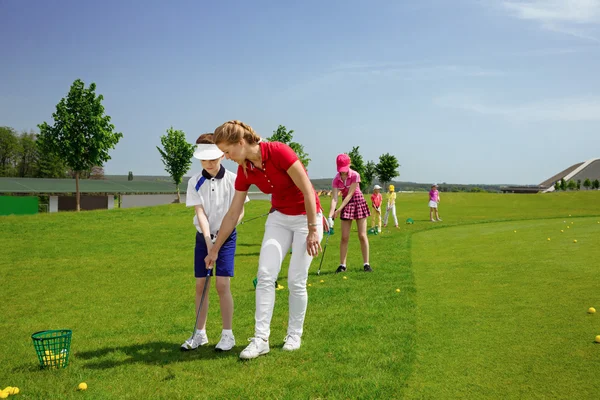 Escuela de golf para niños — Foto de Stock