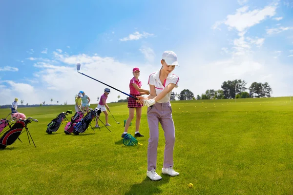 Escuela de golf para niños — Foto de Stock