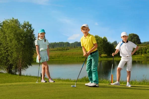 Gyerekek golfozni — Stock Fotó