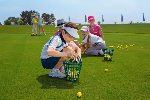 Escuela de golf para niños — Foto de Stock