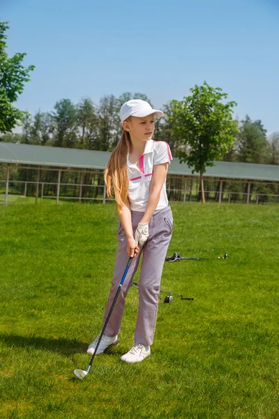 Golf oynayan kız — Stok fotoğraf