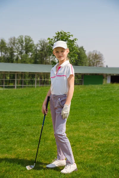 Κορίτσι παίζει γκολφ — Φωτογραφία Αρχείου