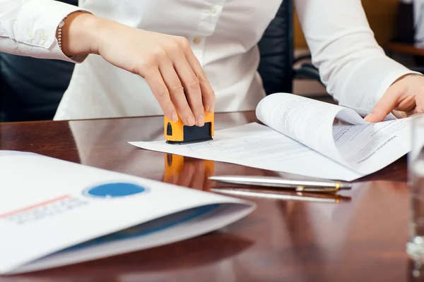 Vrouwelijke hand met stempel — Stockfoto