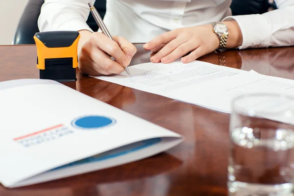 Signatur dokumentet i office — Stockfoto