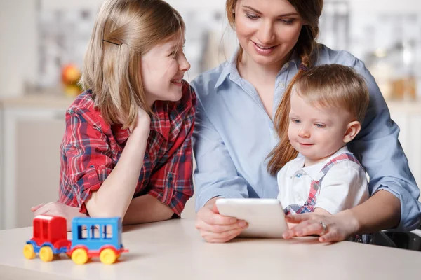 Joven mamá jugando con niños — Foto de Stock