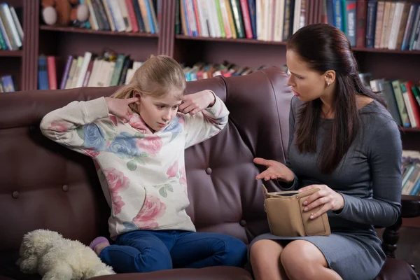 Financial conflict of girl and mother — Stock Photo, Image