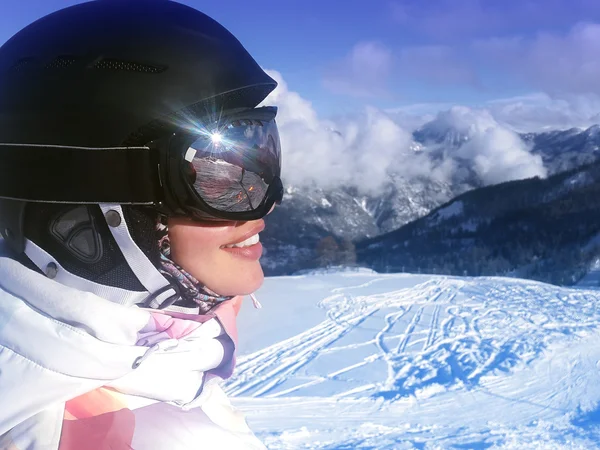 在山中的年轻女子滑雪者 — 图库照片