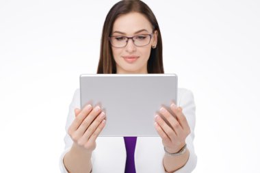 Tablet bilgisayarlı iş kadını