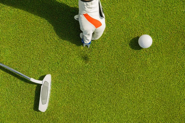 Markierung der Golfballposition auf dem Grün. Fokus auf Marker. — Stockfoto