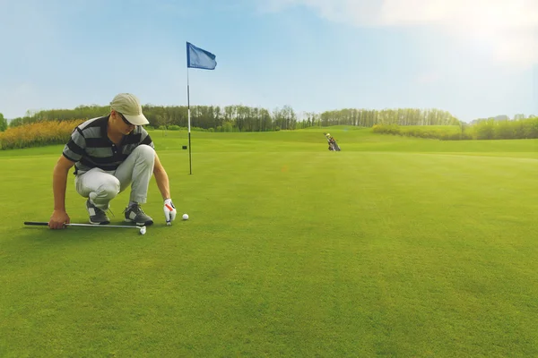 녹색에 골프 공 위치를 표시 — 스톡 사진