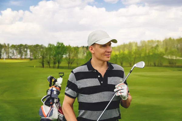 Masculino golfista em pé no fairway no campo de golfe — Fotografia de Stock