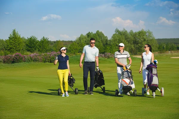 Amis golfeurs marchant sur le terrain de golf — Photo