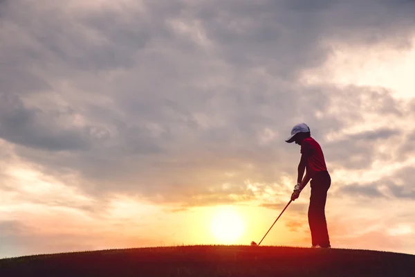 Poika golfaaja siluetti — kuvapankkivalokuva