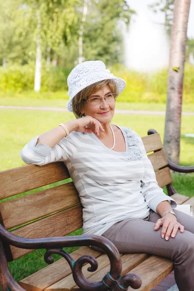 Bir bankta oturan mutlu kadın kıdemli — Stok fotoğraf
