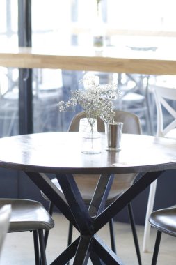 Sandalyeli ve kahveli modern masa