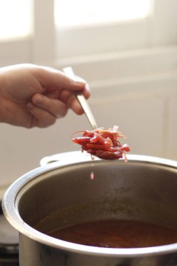 Mutfakta yemek pişirmek. Sebze hazırlayan kadın