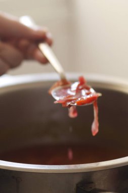 Şef mutfakta yemek pişiriyor.