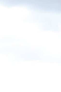 Beyaz bulutlu, pastel renkli bulanık arkaplan.