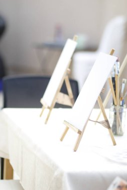 resim sehpası ve tuval