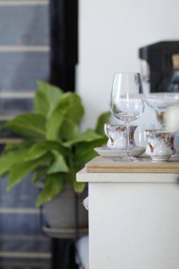 kahve fincanı ve kahve tahta masada.