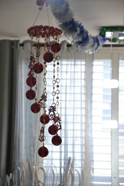 Süslemeleri ve süslemeleri olan Noel ağacı..