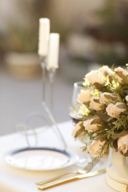 Beyaz çiçekli güzel bir düğün masası.