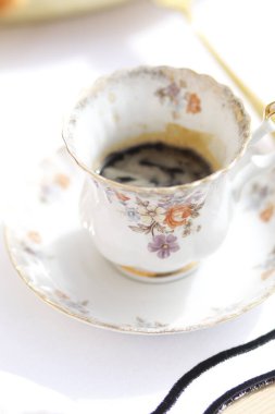 Fincan kahve ve tablo üzerinde uçan daire