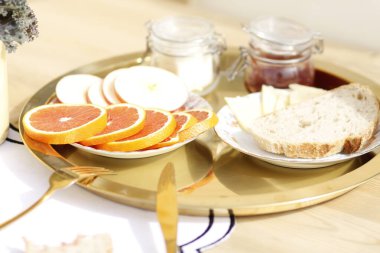 Taze meyve ve ballı sağlıklı kahvaltı.