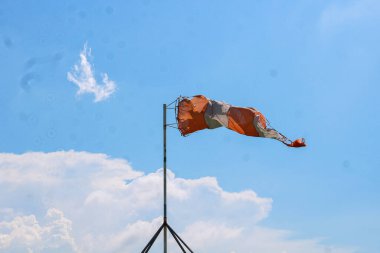 Rüzgarda beyaz bulutlarla mavi gökyüzü arka planında