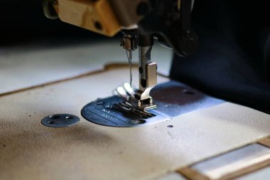 Dikiş makinesi yakın plan. Dikiş işlemi. Seçici odak