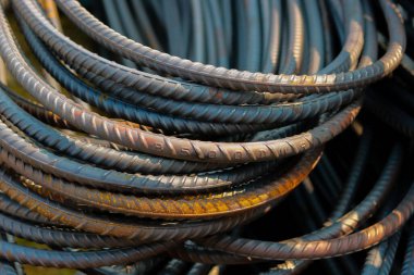 İnşaat alanında çelik çubuklar, paslı metal çubuklara yakın çekim