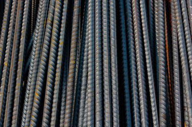 Metal ürünler deposunda periyodik profil oluşturarak çubukların güçlendirilmesi