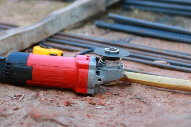 İnşaat alanında sondaj, matkabın yakın çekimi.