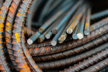 İnşaat alanında çelik çubuklar, paslı metal çubuklara yakın çekim