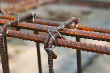 İnşaat alanındaki paslı çelik çubuk, fotoğrafın yakın çekimi.