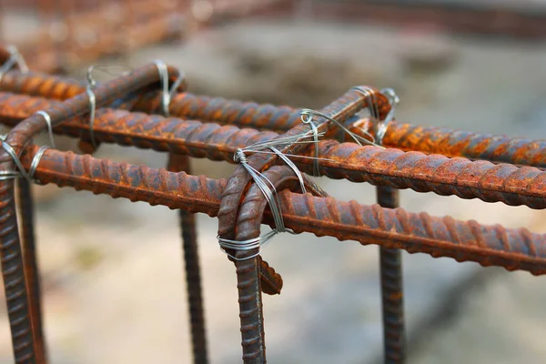 İnşaat alanındaki paslı çelik çubuk, fotoğrafın yakın çekimi.