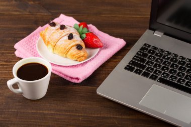 kahve ve kruvasan ile çalışma