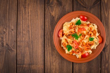 Fettuccine makarna karides domates ve otlar ile. ahşap arka plan