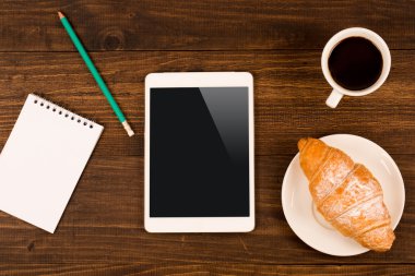 tablet ile kafede masada kahve
