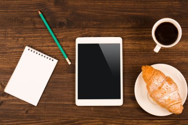 tablet ile kafede masada kahve