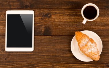 tablet ile kafede masada kahve